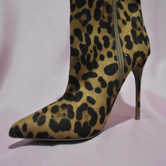 Forever 21 Leopard Print, Pointed Toe Stiletto Heel Boots (Size 5.5) - Picture 3 of 5